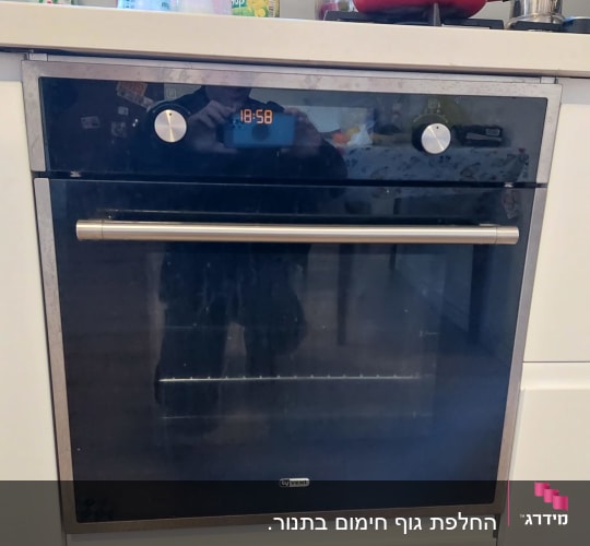 תנור אפייה עם תצוגת זמן דיגיטלית